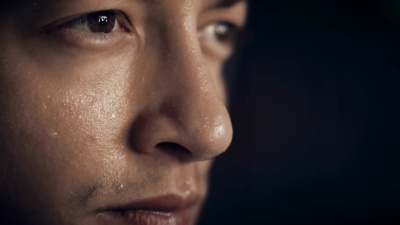 年轻人出汗的特写镜头