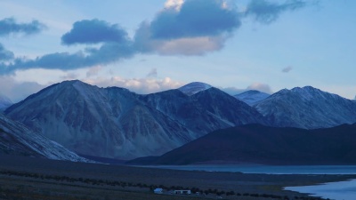  延时，画面拉出；盘贡湖的村庄