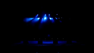 在空荡荡的剧院里闪烁着演唱会的灯光。