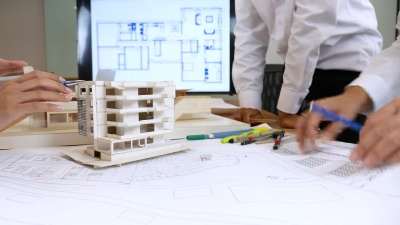 用人工模型进行建筑师手检查的特写