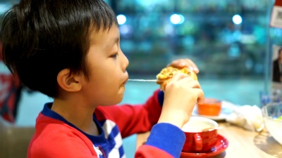 孩子们吃午餐