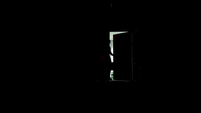 男人打开门