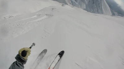 高山滑雪者下降粉坡的POV