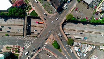 美国韦斯特切斯特县新罗谢尔95号公路桥上交叉口交通的航空视频