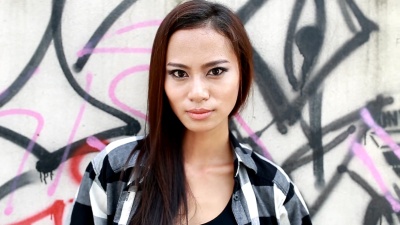 街上的年轻女子