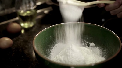 面粉在烹调前经过筛分，使其更加柔和通风