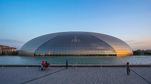 中国北京国家表演艺术中心的日夜时差