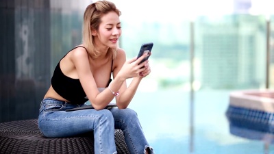 在电话里说话的年轻女子
