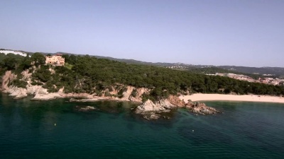 阳光明媚的Lloret de Mar海滩。空中拍摄，西班牙，加泰罗尼亚。