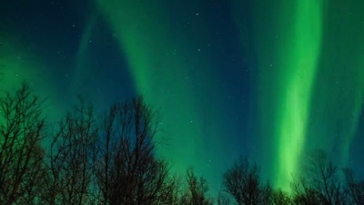北极光、极光或北极光在夜空中的时间在挪威上空消逝
