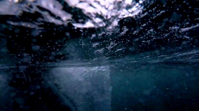 潜水员跳入海洋