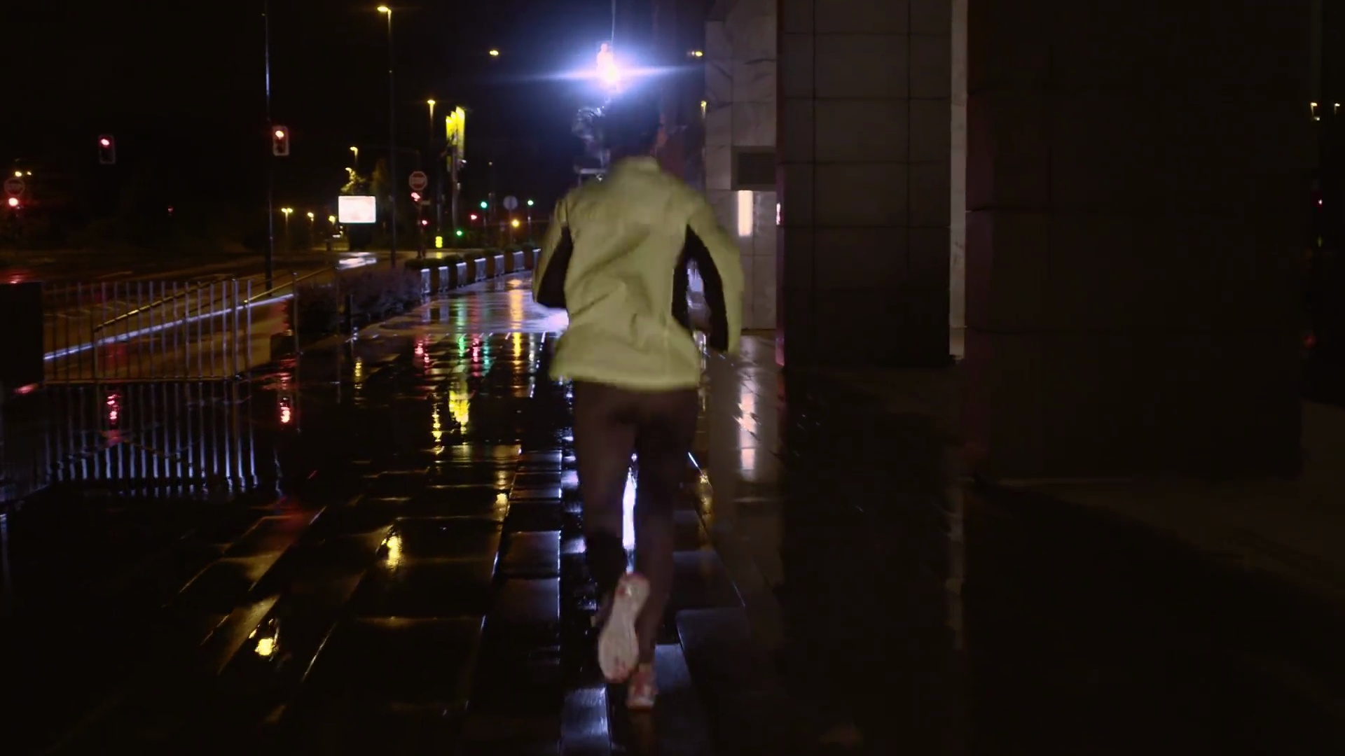 在一个雨夜，女性在城市里慢跑