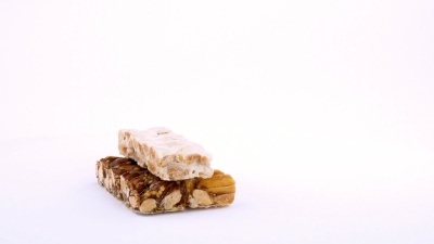 半帧切割传统西班牙甜点Turron。在白色背景上旋转。与世隔绝。关闭宏。可循环。