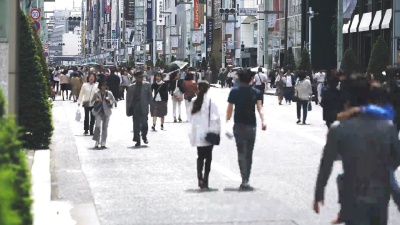 很多人走在东京银座大街上