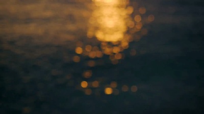 日落时大海的橙色眩光