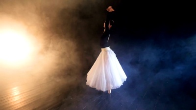由女孩表演的芭蕾舞。Steadicam开枪了慢动作。