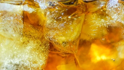玻璃杯中的空气、冰块和利口酒白兰地