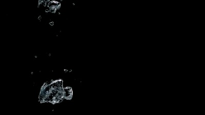 气泡在水中上升，缓慢运动