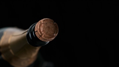 从香槟酒瓶中冒出的气泡