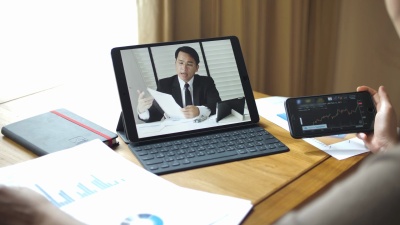 一名女性在数字平板电脑上与她的经理在家进行视频通话