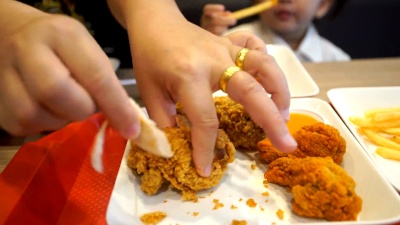 小女孩在快餐店吃炸鸡炸土豆