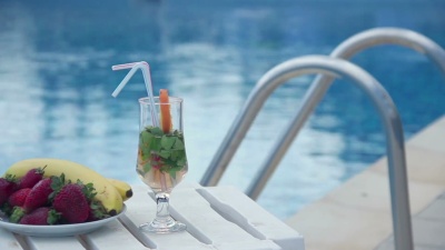 新鲜的夏季鸡尾酒，游泳池附近的水果，全部包括在内