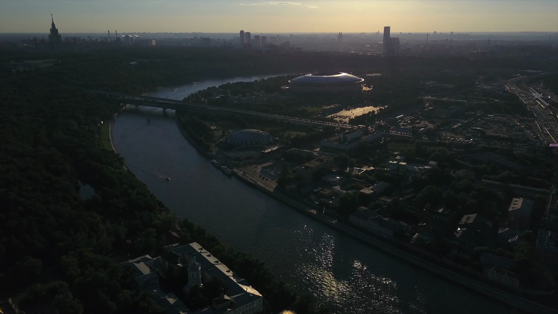 俄罗斯日落时间莫斯科河城风光卢兹尼基体育场综合航空全景 