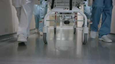 医疗小组的DS腿把轮床推下医院走廊