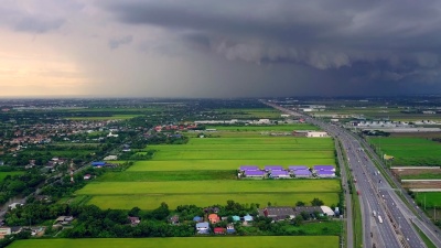 泰国曼谷繁忙的暴风雨高速公路鸟瞰