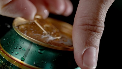 司徒手打开一罐啤酒