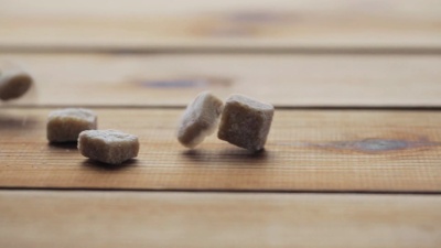 木板或桌子上的棕色块糖的特写