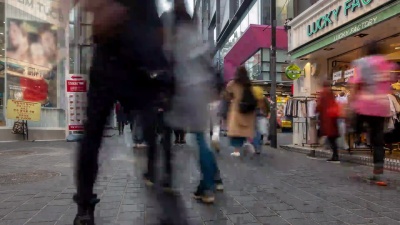 延时 韩国首尔明洞市中心购物街的行人