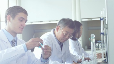 科学家在现代生物实验室工作