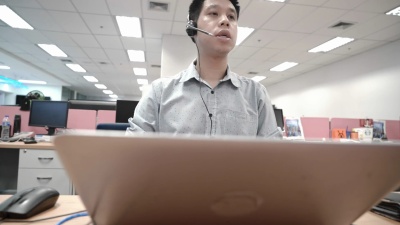 夜间在办公楼内工作的商人