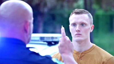 警务人员为年青人进行清醒测试
