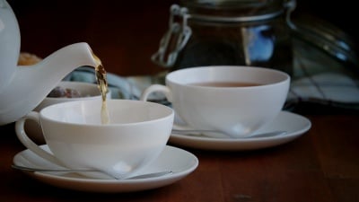 将红茶倒入杯中