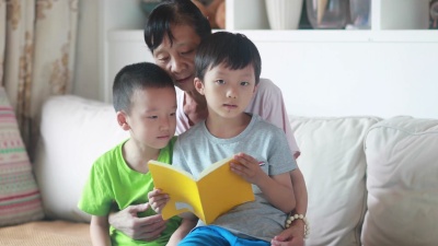 祖母给她的孙子们读书。
