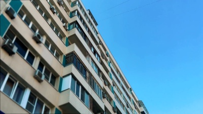 多层住宅，在蓝天的映衬下，有空调。概念城市生活方式
