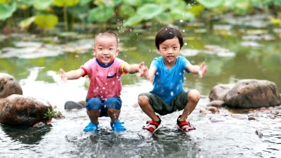 孩子双脚在水中玩慢动作