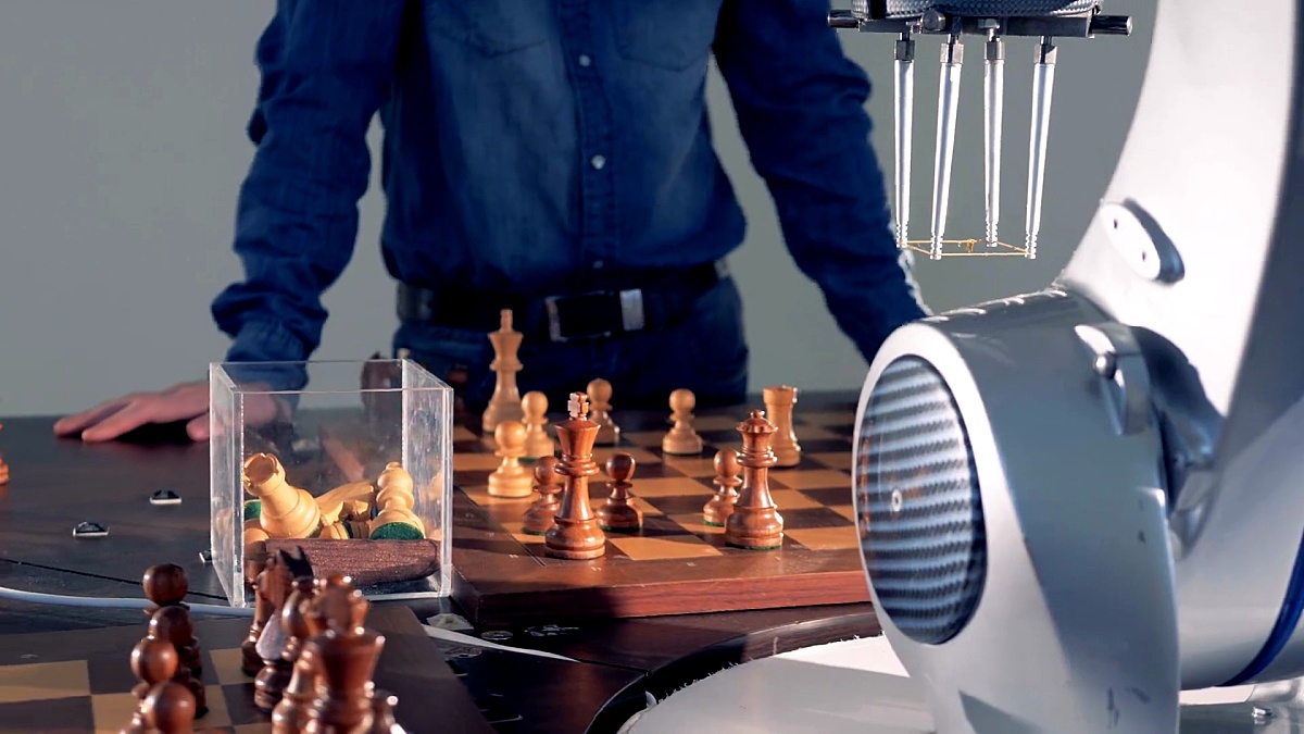 机器人和人类的竞争。机器人手和一个男人下棋。人工智能概念。 。