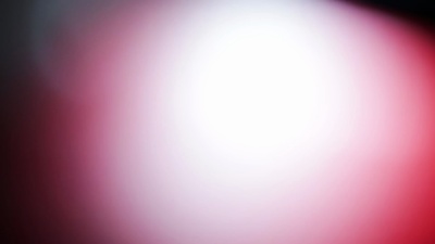 快速移动的光泄漏在不同的颜色。抽象bokeh