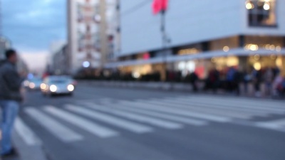 行人在斑马线过街。路过的人。