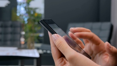 在现代办公室使用智能手机的女性