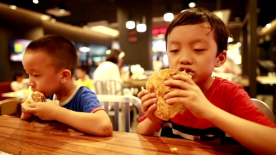 孩子们吃午餐