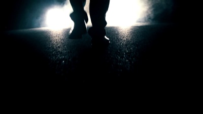 夜晚走向光明的男人