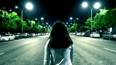 独自走在夜街的女人
