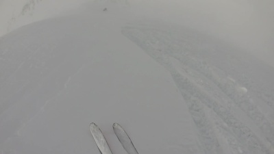 高山滑雪者下降粉坡的POV