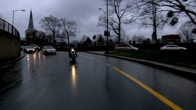 摩托车在雨中穿过隧道