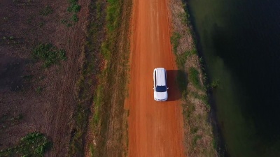 在泥路上行驶的SUV汽车