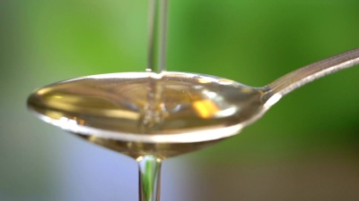 慢动作滴橄榄油